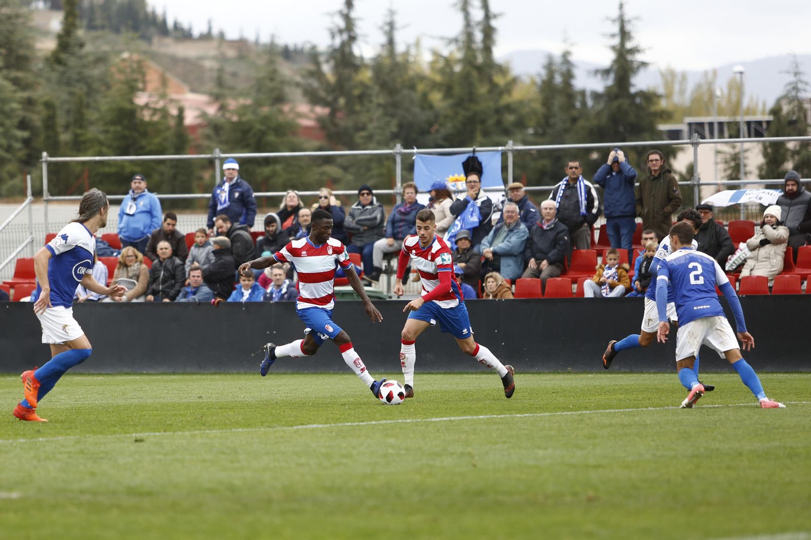 Rubén Sánchez inicia la carrera para doblar a Hongla en el duelo ante el San Fernando.