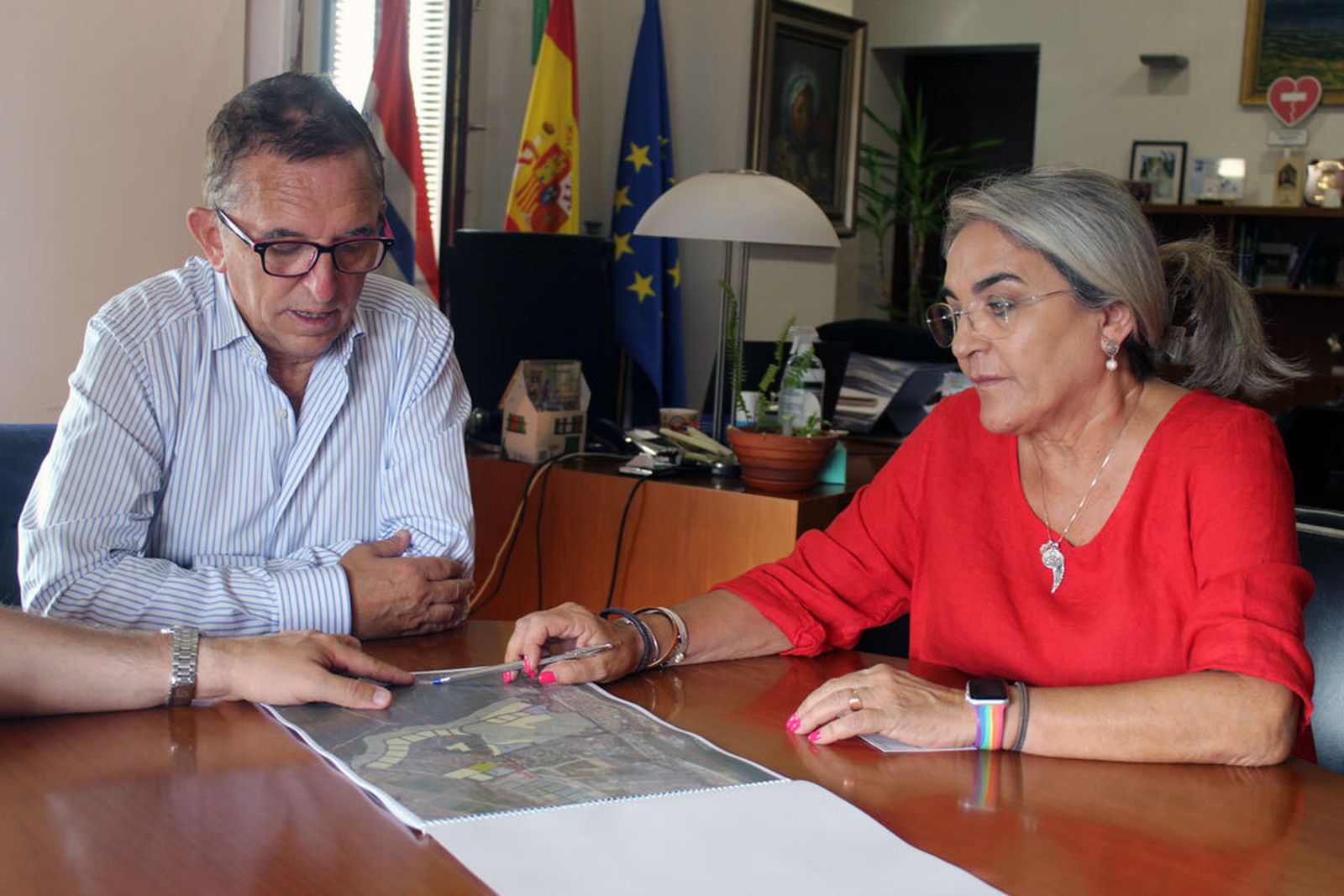 La alcaldesa de Cartaya mira los planos.