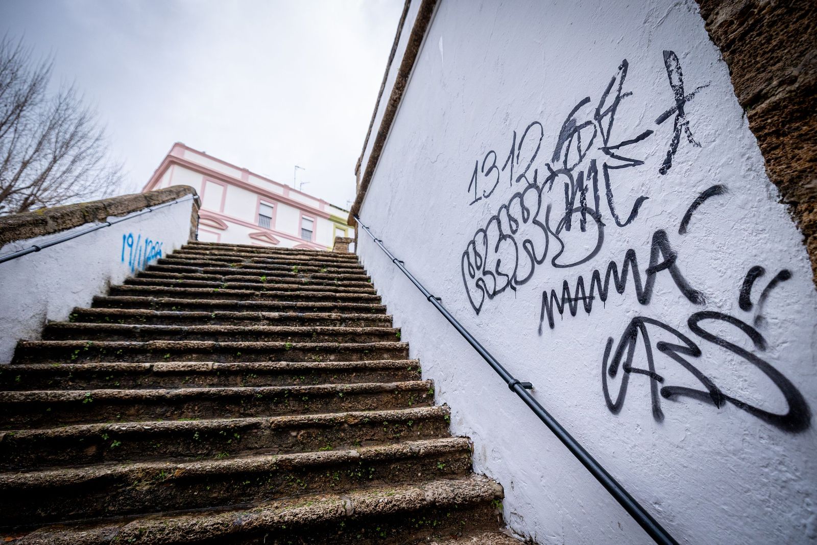 Las imágenes del mal estado de la Plaza de España en Cádiz