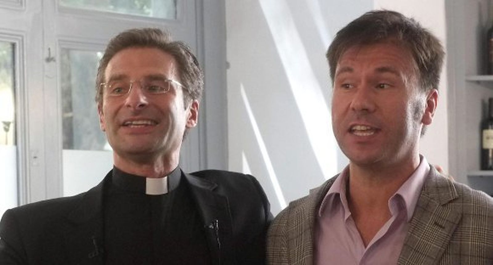 El cura gay expulsado del Vaticano denuncia su "heterodictadura"