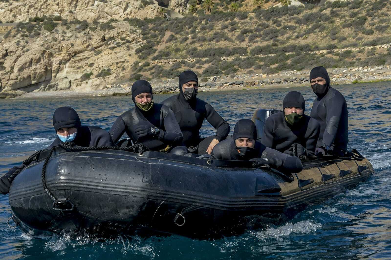 El Puerto de Almería acoge la instrucción en el medio anfibio de siete nuevos legionarios de la Bandera de Zapadores