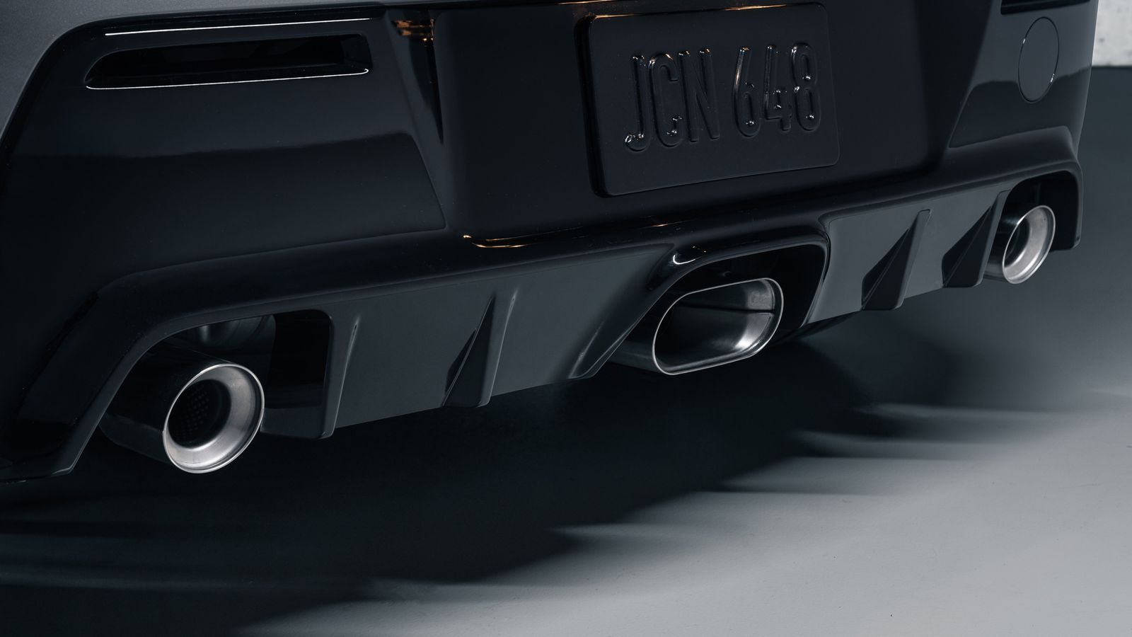 El silenciador de escape es triple y está equipado con una válvula que modifica tanto la presión de escape como el ruido.