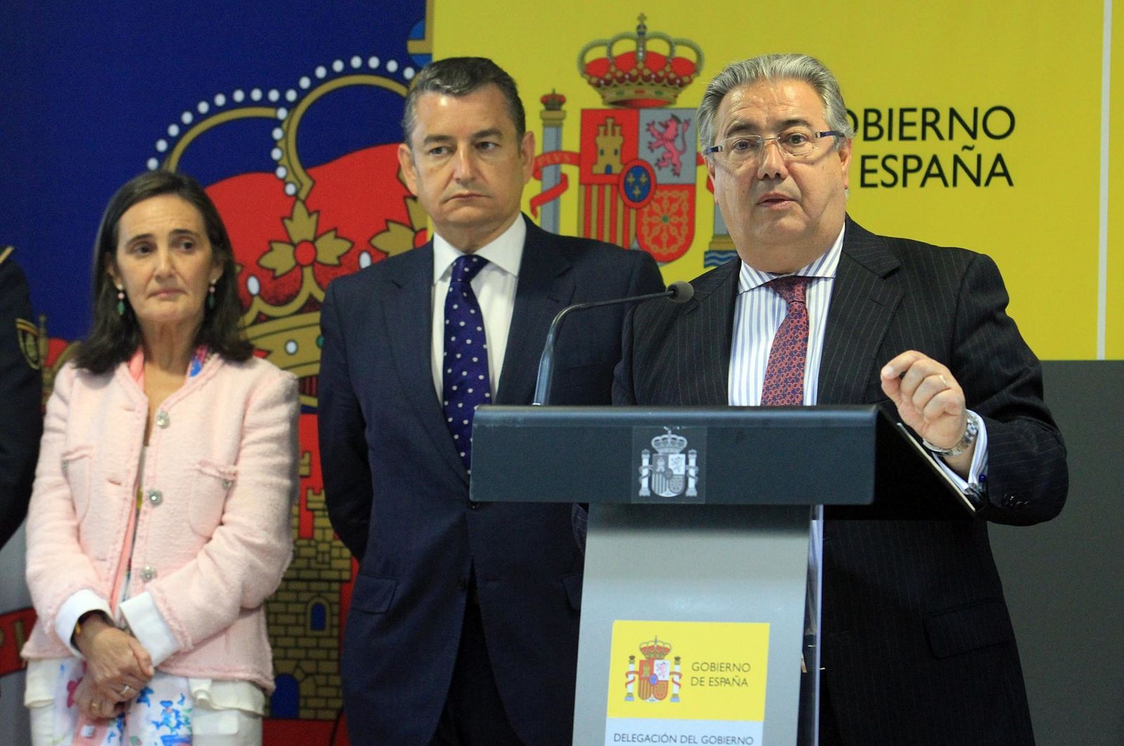 Juan Ignacio Zoido, ministro del Interior, presenta en la Comandancia de la Guardia Civil la nueva versión de AleryCops y el dispositivo del Rocío y posteriormente acude a la Diputación de Huelva para visitar la exposición sobre el terrorismo, en imágenes