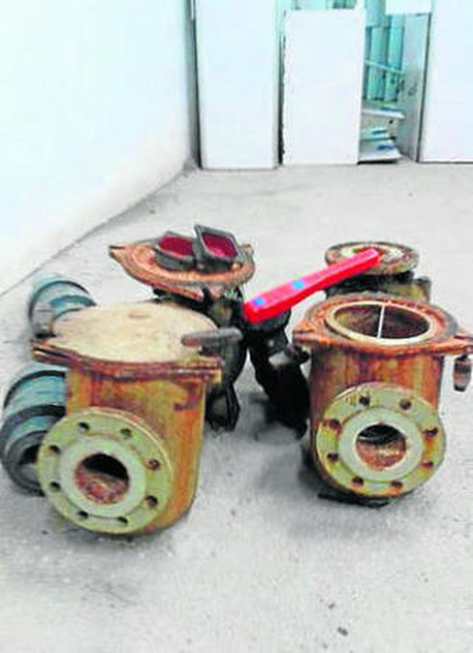 Varios usuarios nadando ayer en la piscina con el agua ya transparente.