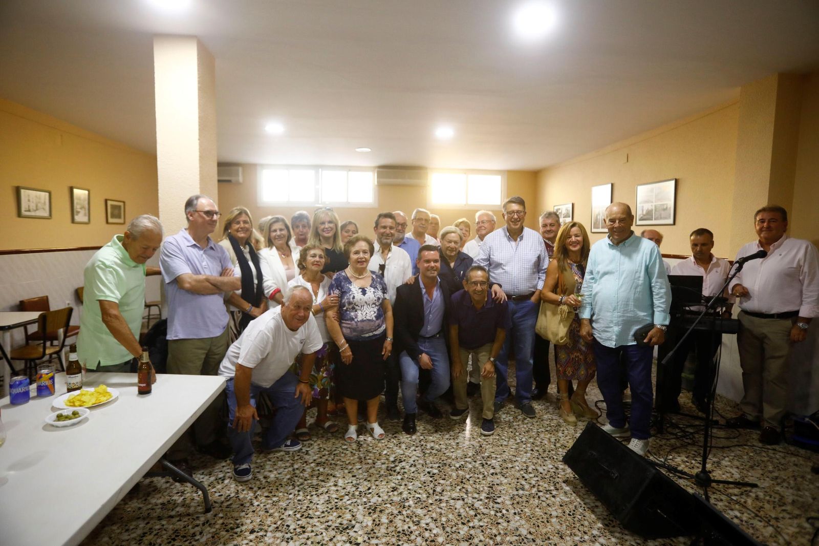 El perol de exconcejales de Córdoba contra la crispación política, en imágenes