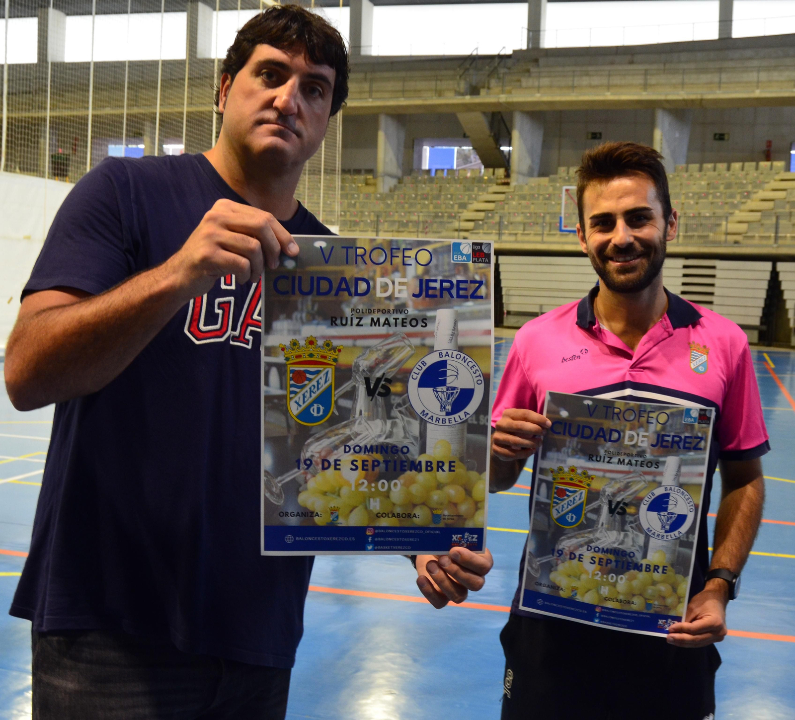 Jesús Chagoyen y Gabo Loaiza posan con el cartel del Trofeo Ciudad de Jerez.