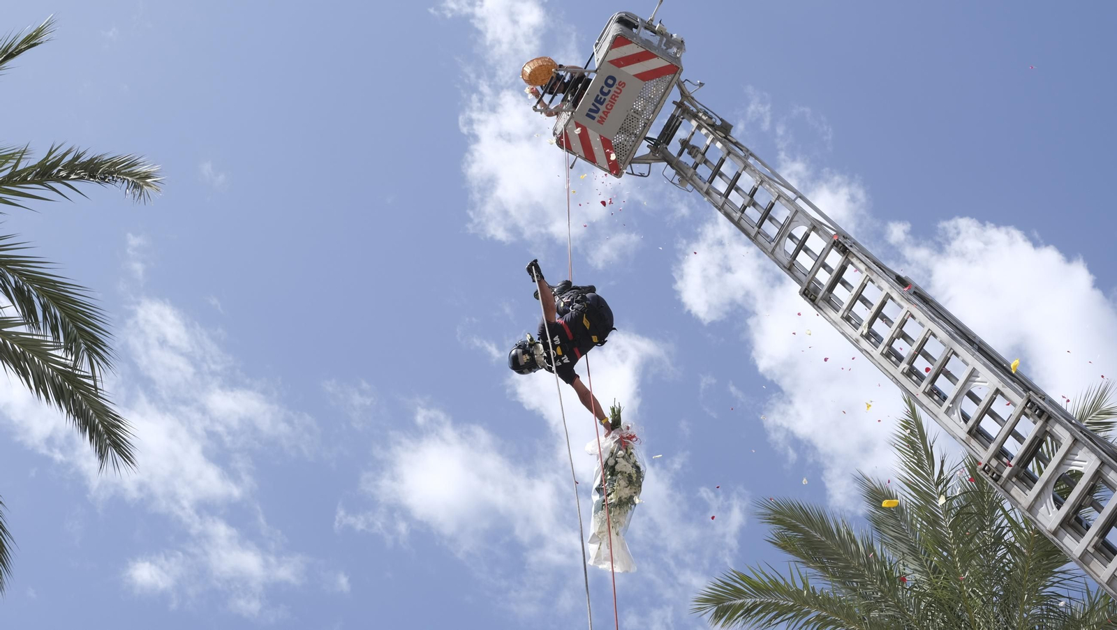 Ofrenda floral a la Virgen del Mar en la Feria de Almería 2024, en imágenes
