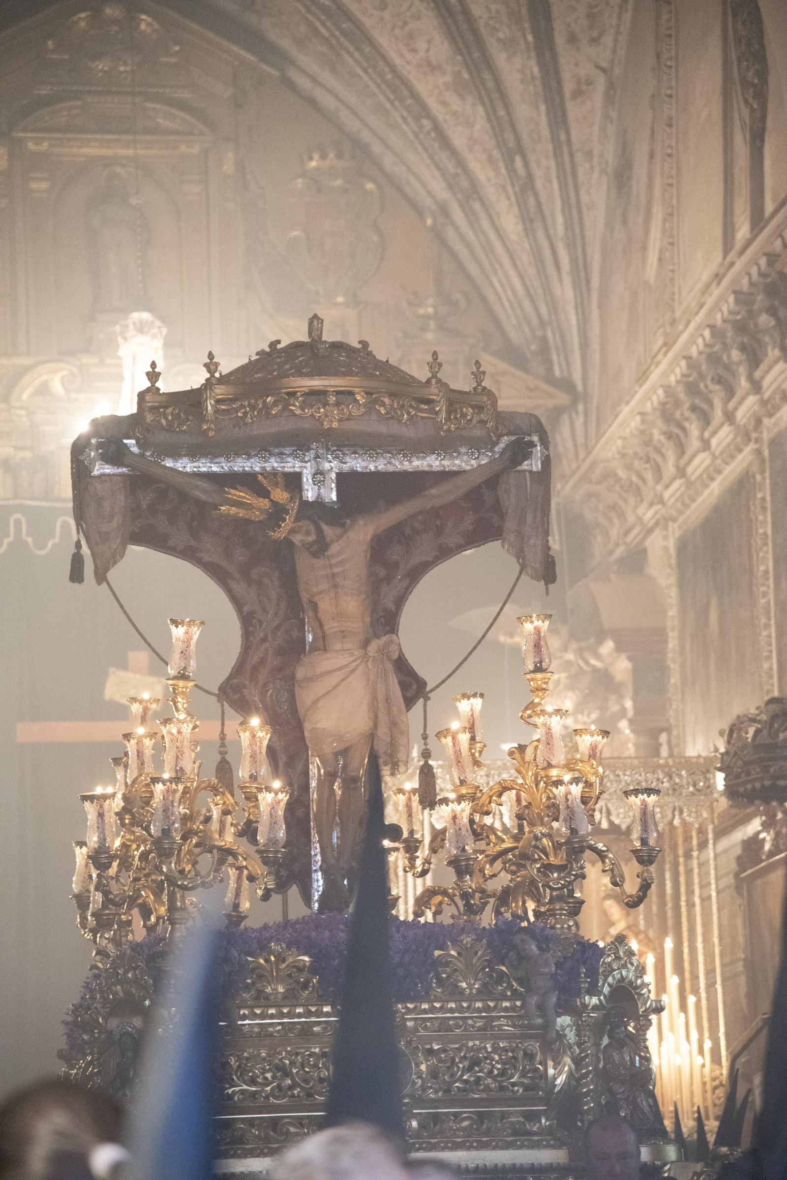 El paso del Cristo de San Pedro antes de salir del templo.