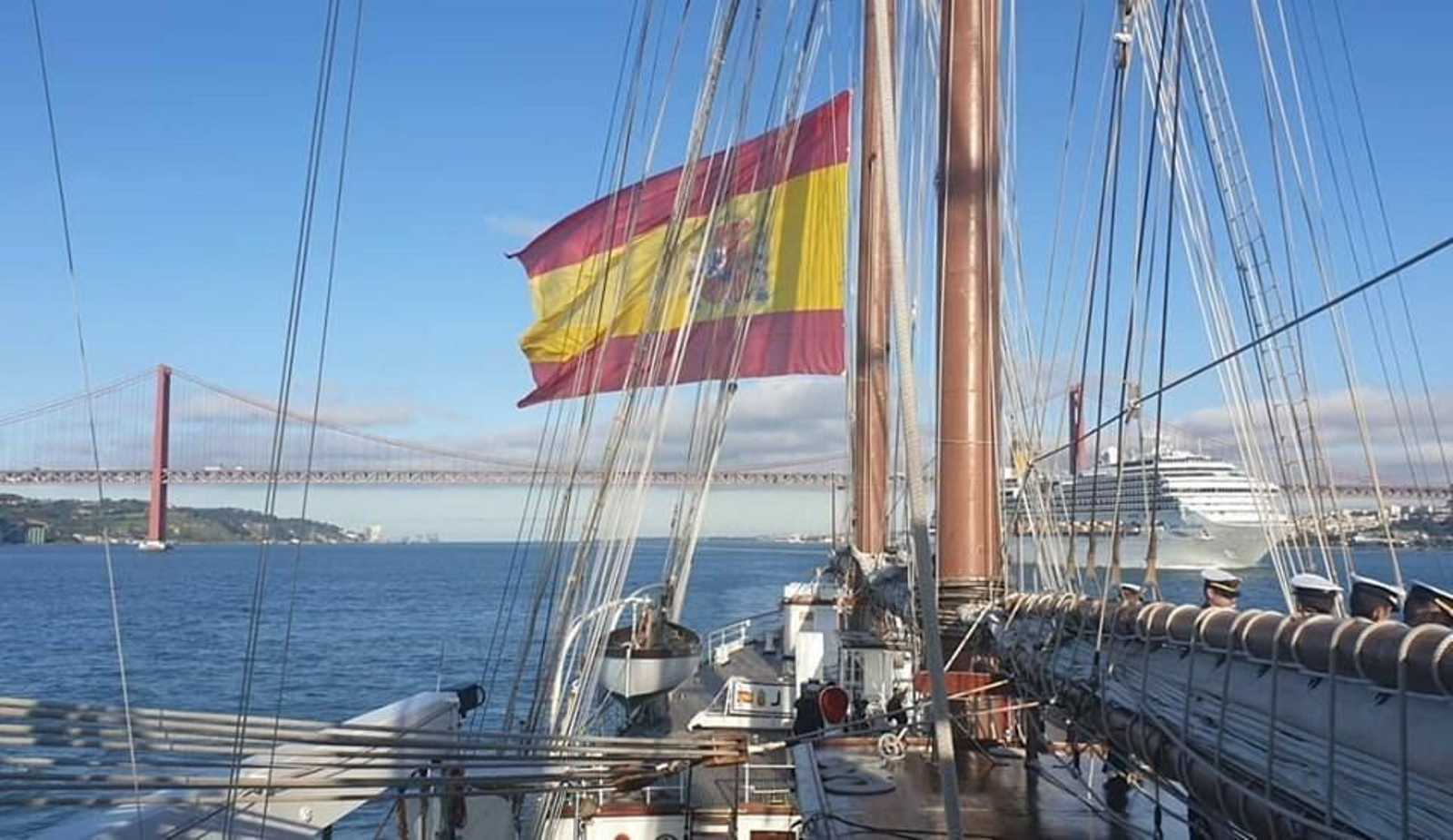 El 'Juan Sebastián de Elcano' llegando a Lisboa.