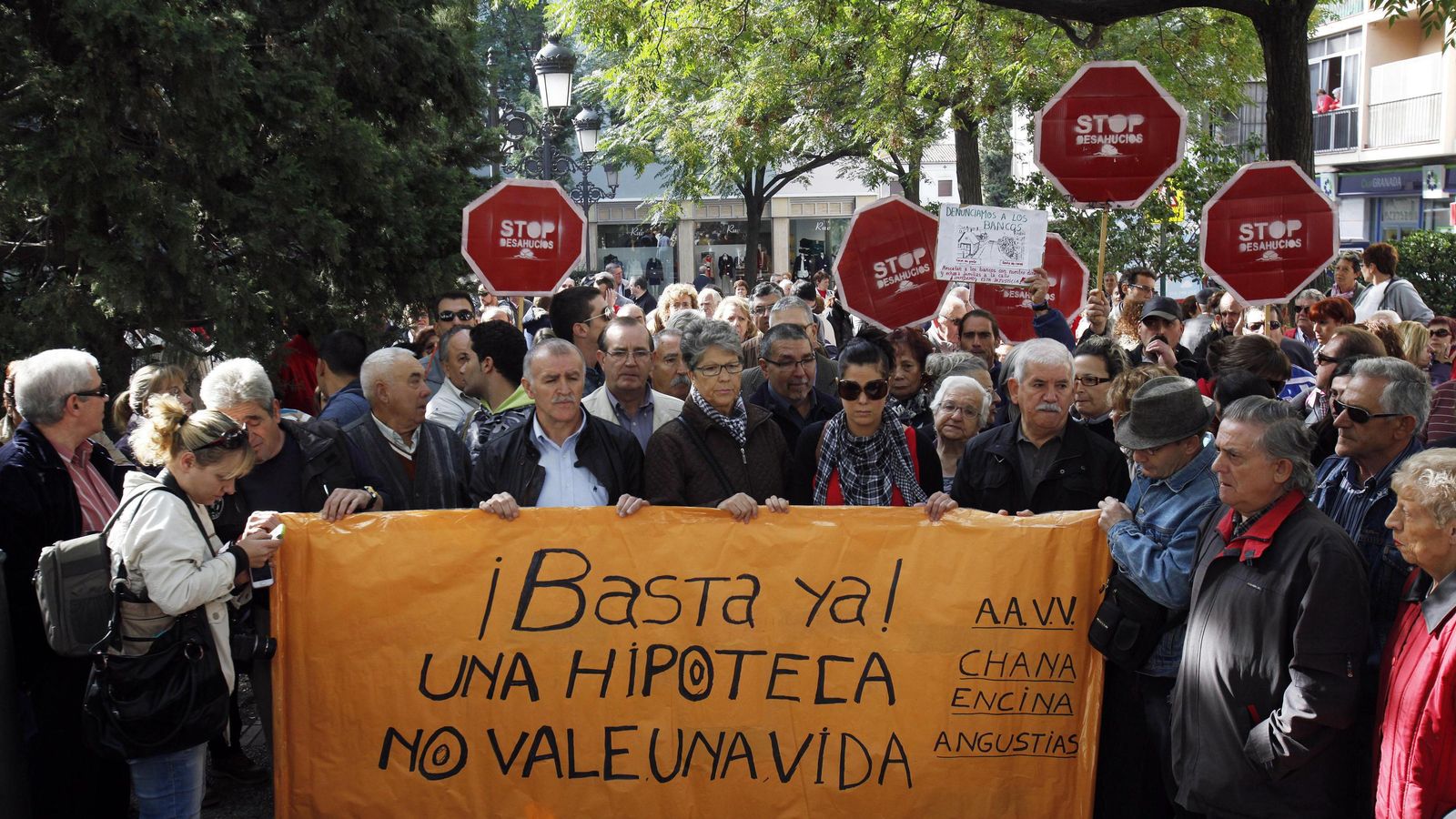 Imagen de archivo de una manifestación en 2012 contra desahucios que provocaron el suicidio de varias personas en Granada
