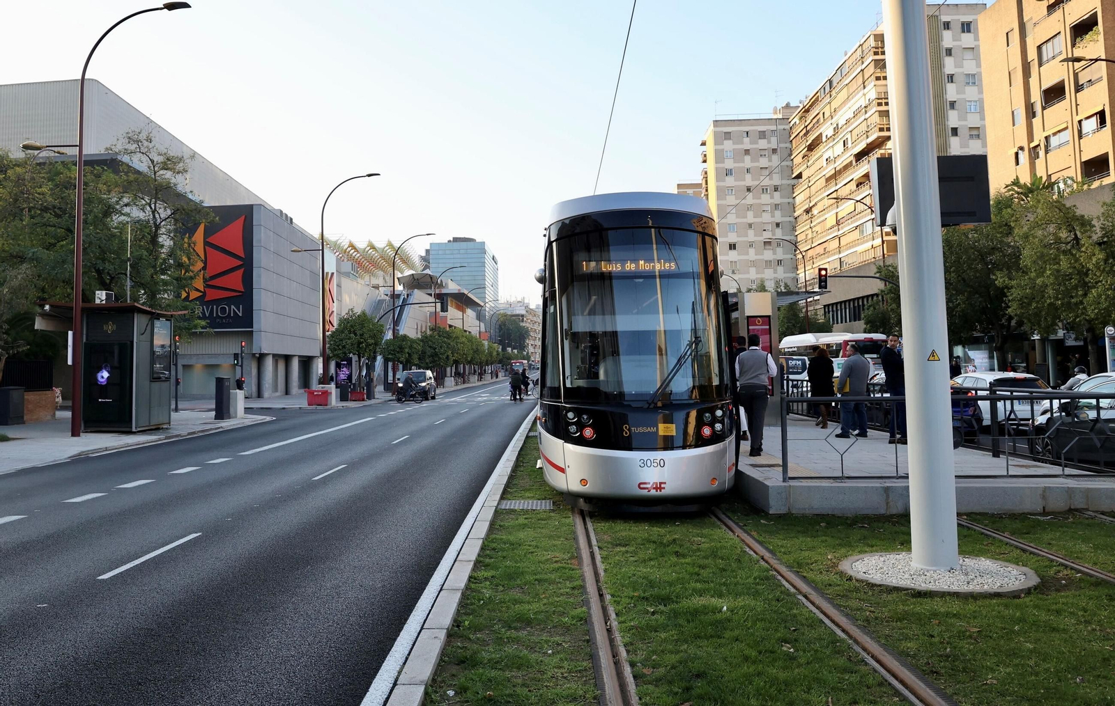El tranvía en la última parada de Nervión, en Luis de Morales.