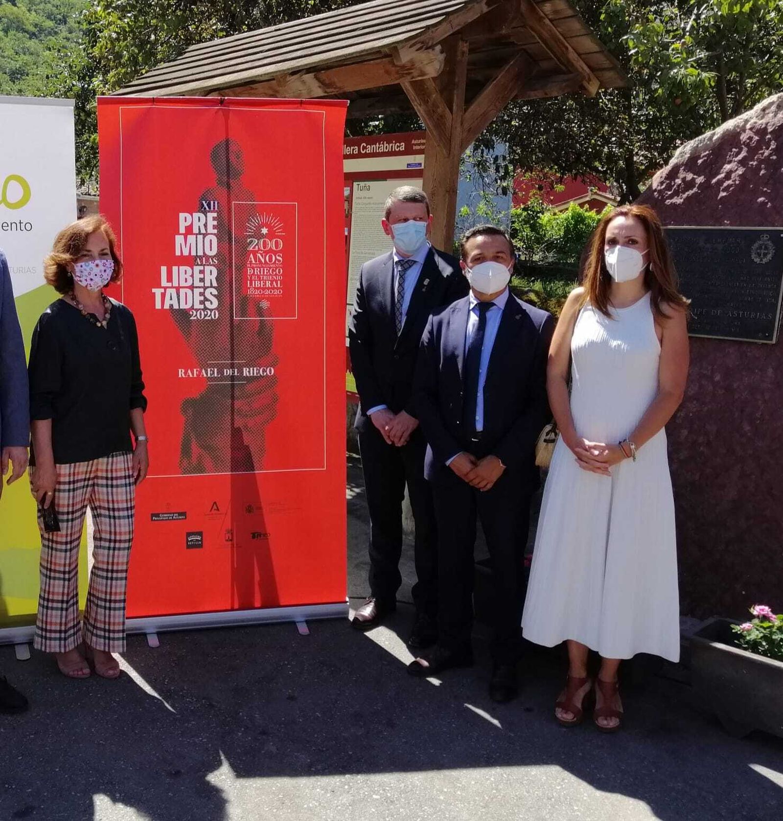 La vicepresidenta del Gobierno junto a los alcaldes de Las Cabezas y Tineo, en la presentación del premio en la localidad asturiana, el miércoles.