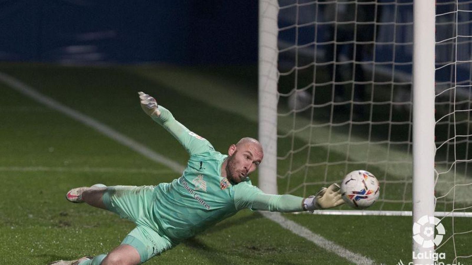 Makaridze salva uno de tantos goles durante el partido.