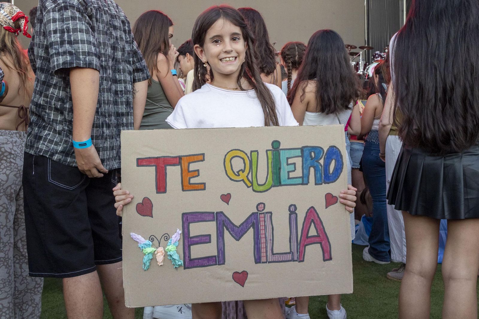 Búscate en las imágenes del concierto de Emilia en Concert Music Festival
