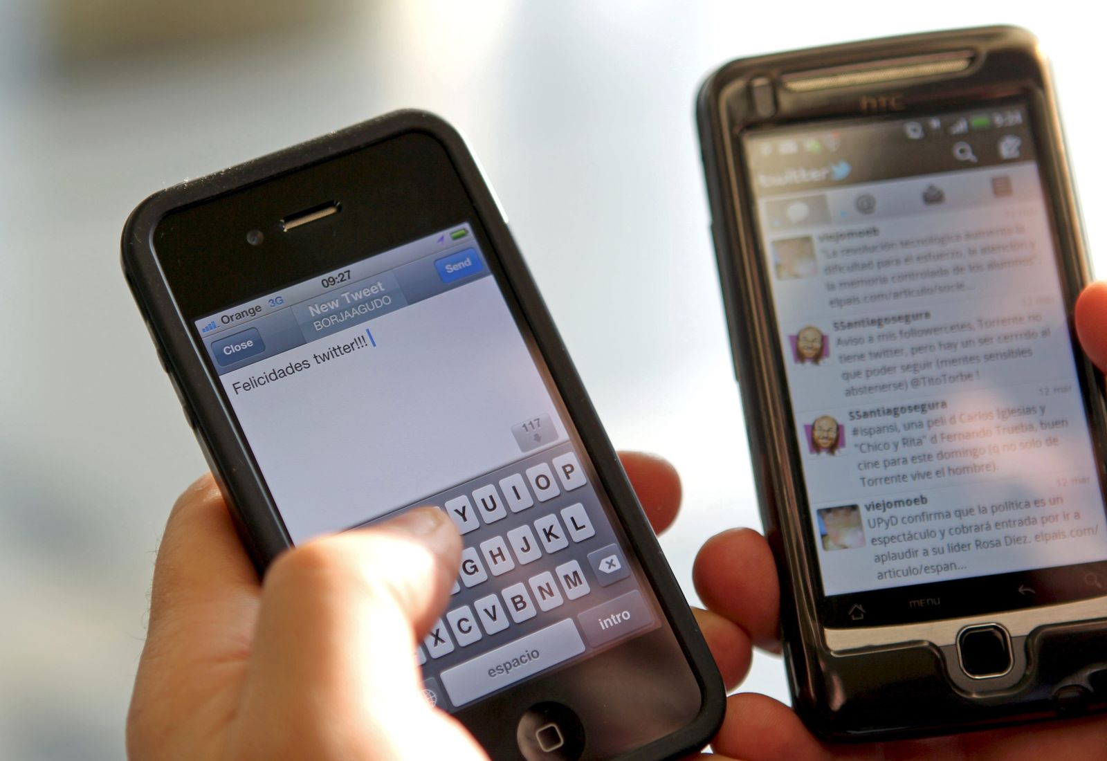 Una persona escribe y lee comentarios en una red social a través de los teléfonos móviles.