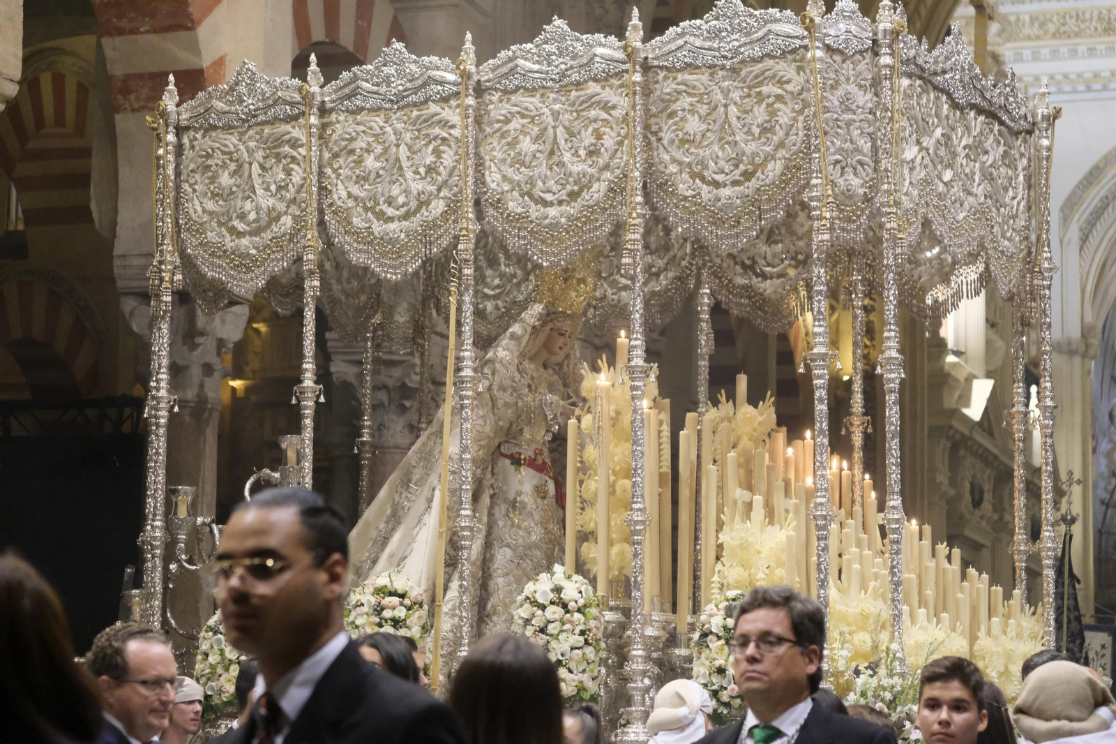 La procesión de la Virgen de la Paz tras su coronación pontificia en Córdoba, en imágenes