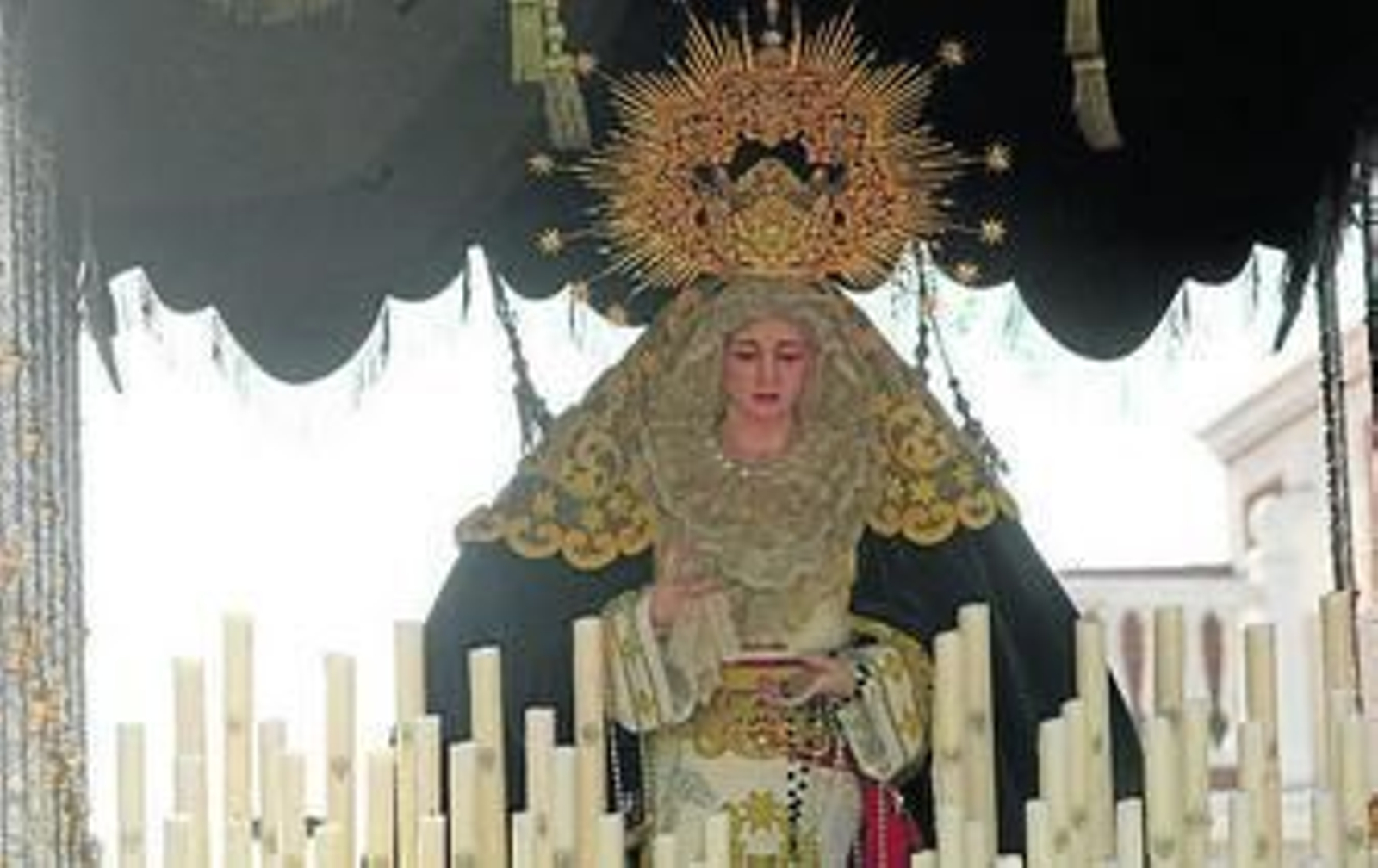 El Cristo de la Flagelación en la calle tras salir del templo.