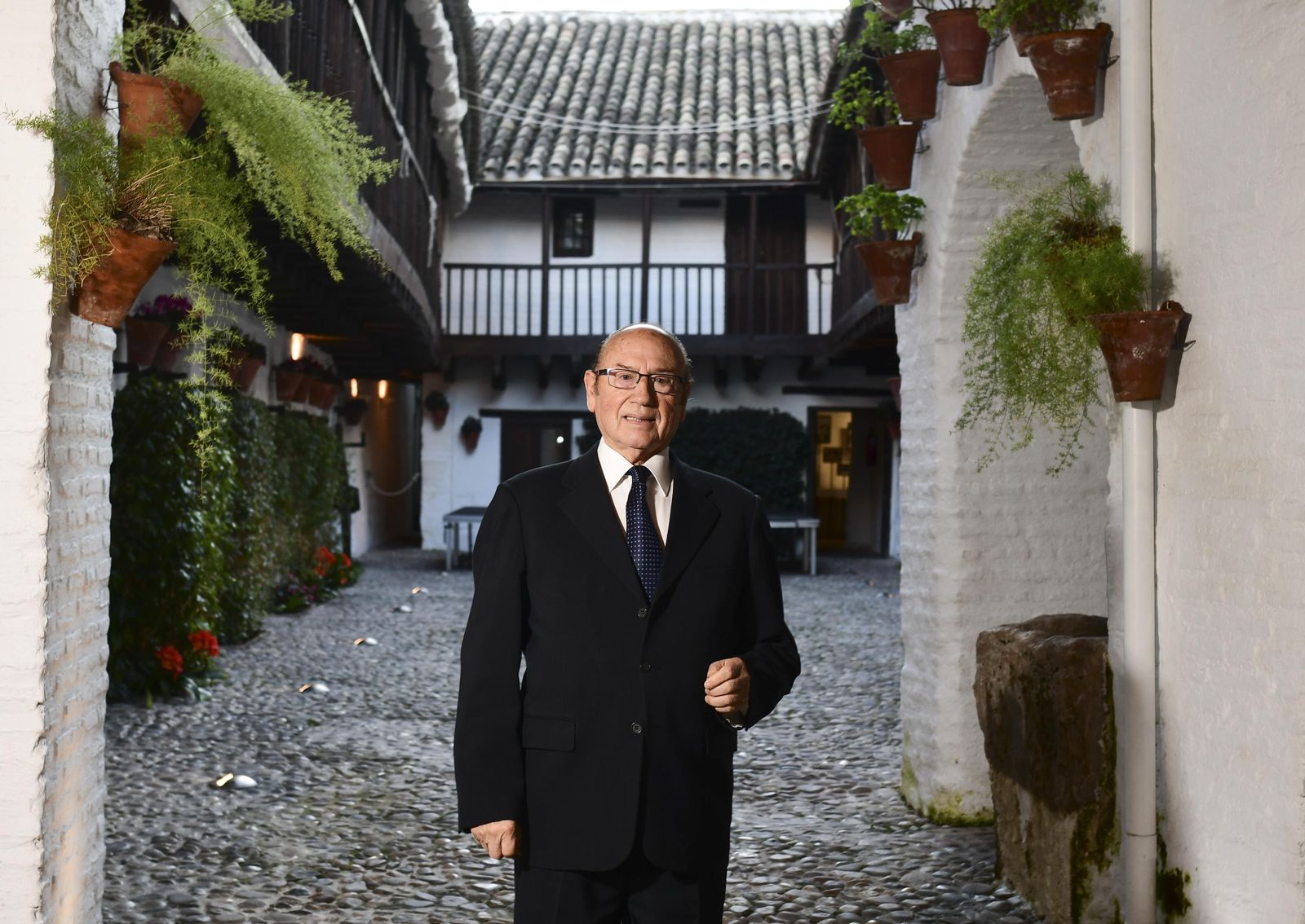 Antonio Fernández Díaz 'Fosforito', en la entrada de la Posada del Potro.