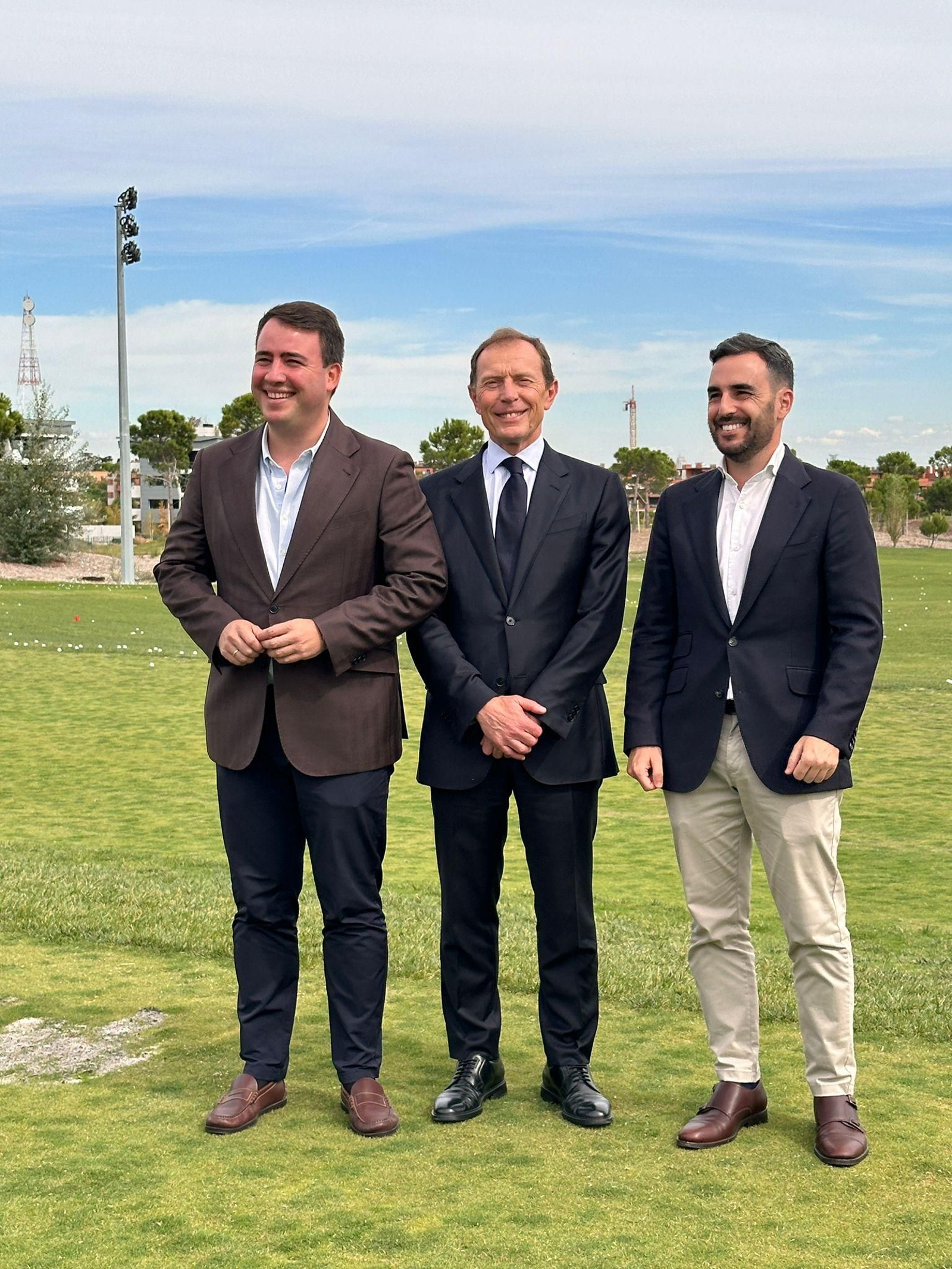 Emilio Butragueño, director de relaciones institucionales del Real Madrid, junto a los representantes institucionales almerienses.