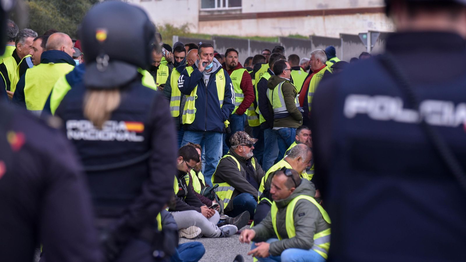 Protesta de los camioneros de la comarca en la autovía de Algeciras