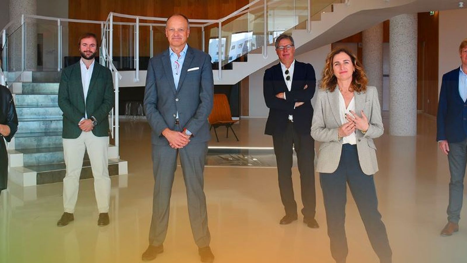 José Luque (en el centro de la imagen) junto al resto de personas que integran su candidatura a la presidencia de Aehcos.