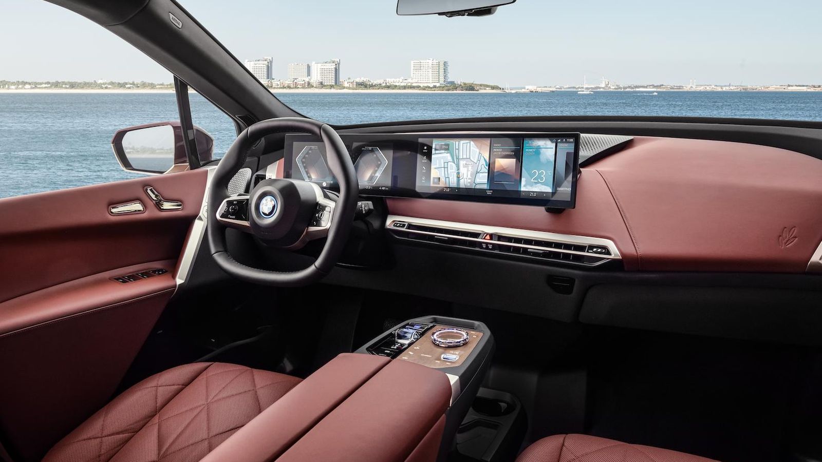 La ausencia de consola central hará que se disponga de una sensación de mayor espacio en las plazas delanteras. El volante será así, hexagonal.