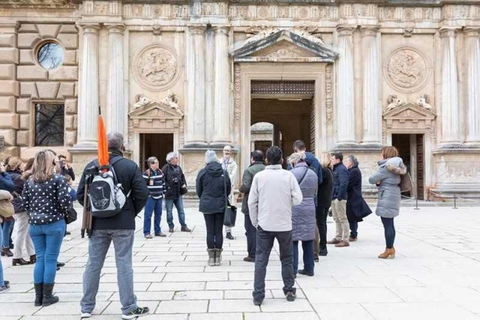 Una de las visitas del programa  en una anterior edición en la Alhambra