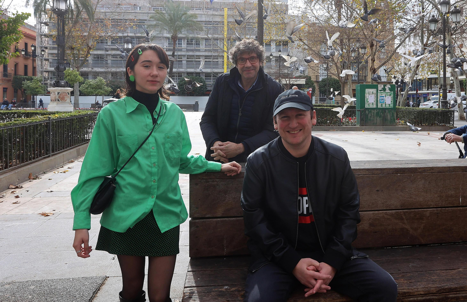 La actriz Zoe Stein, el director Tito López y el escritor Blue Jeans durante una visita a Sevilla.