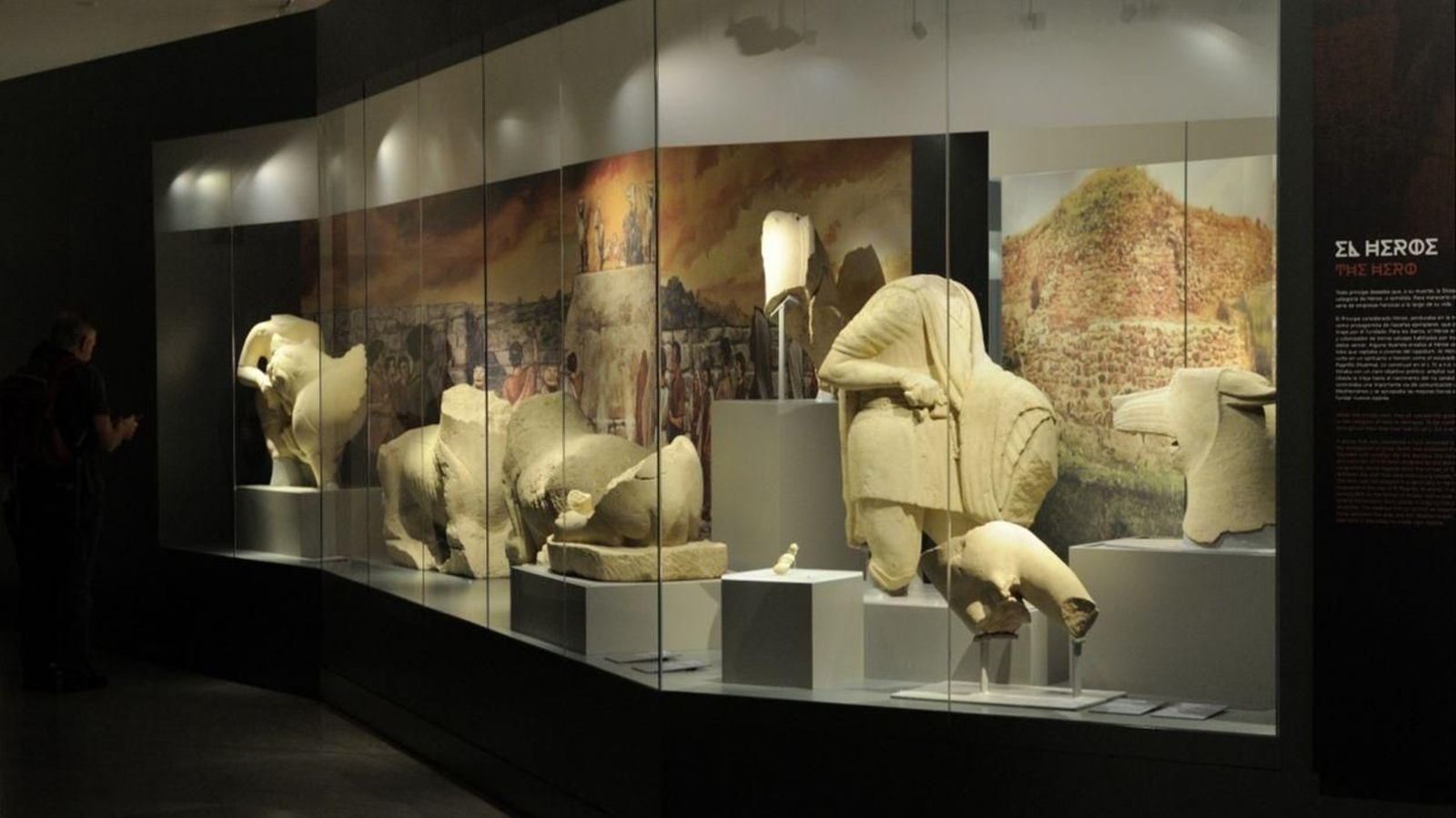 Las esculturas en piedra narran la historia más bélica de la época íbera en la sección titulada 'El Héroe' de su exposición permanente.
