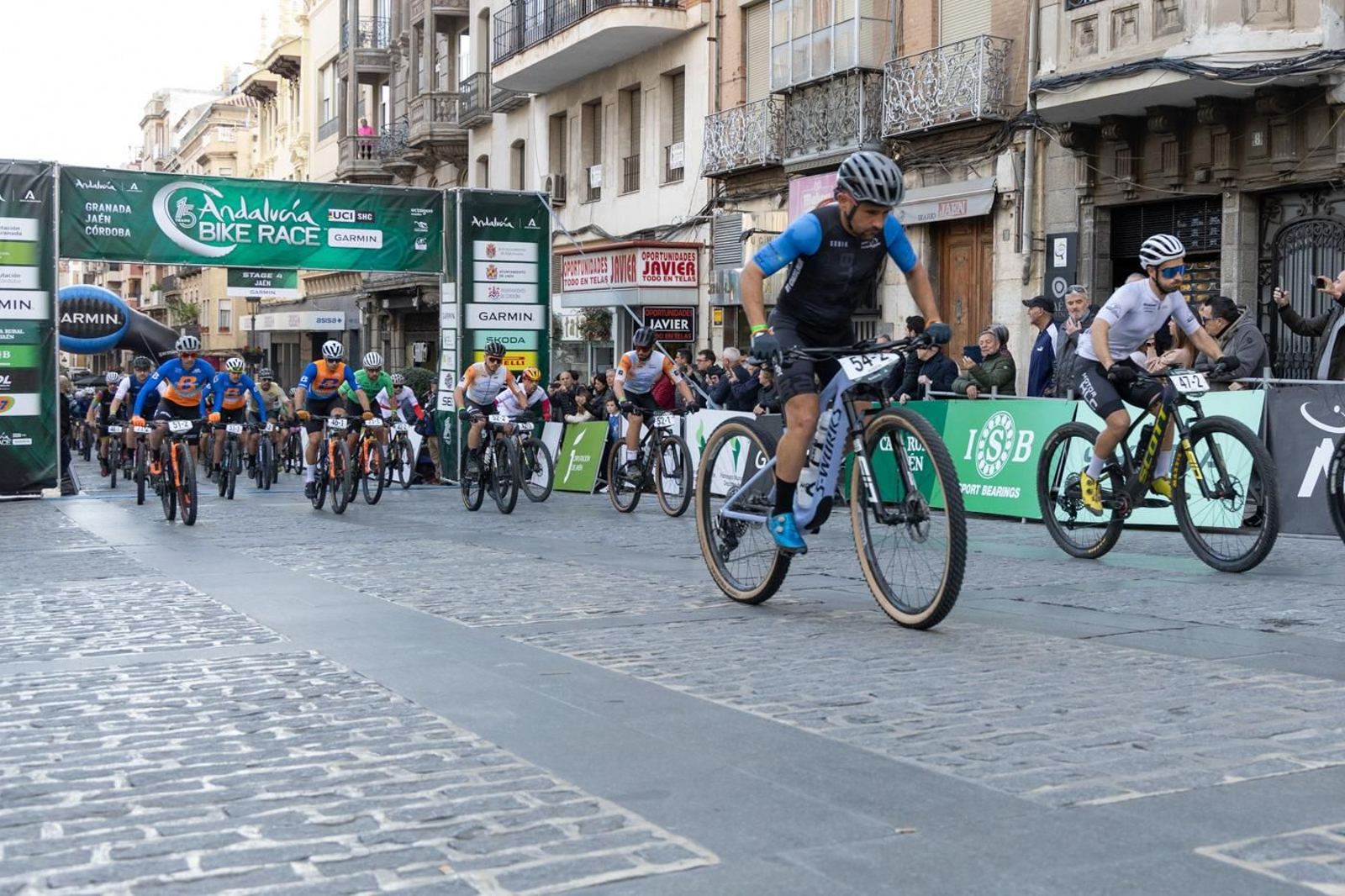 En imágenes: la Andalucía Bike Race dice adiós a Jaén con una etapa marcada por Jabalcuz