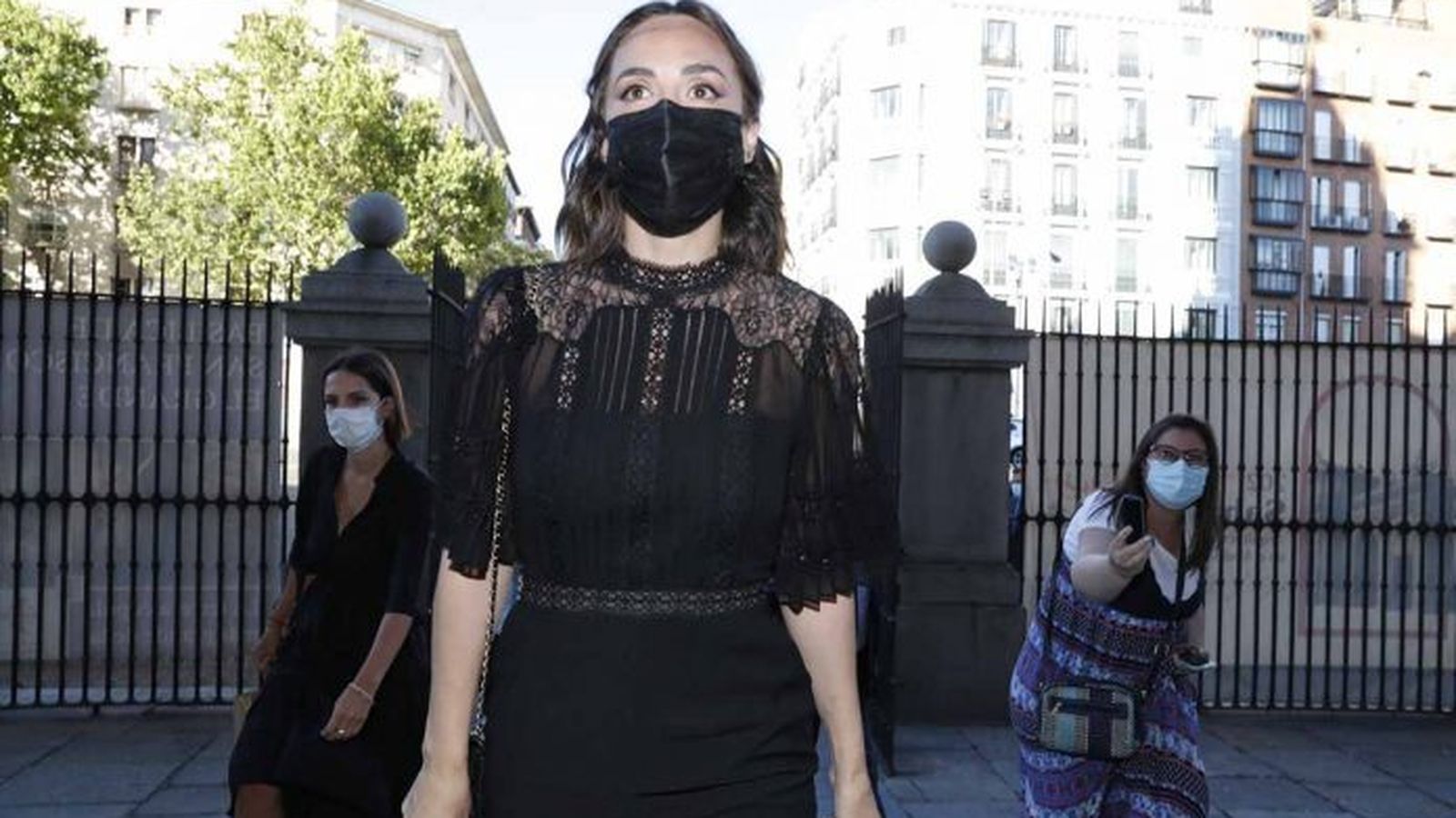 Tamara Falcó, de riguroso luto, antes de presenciar el funeral de su padre.