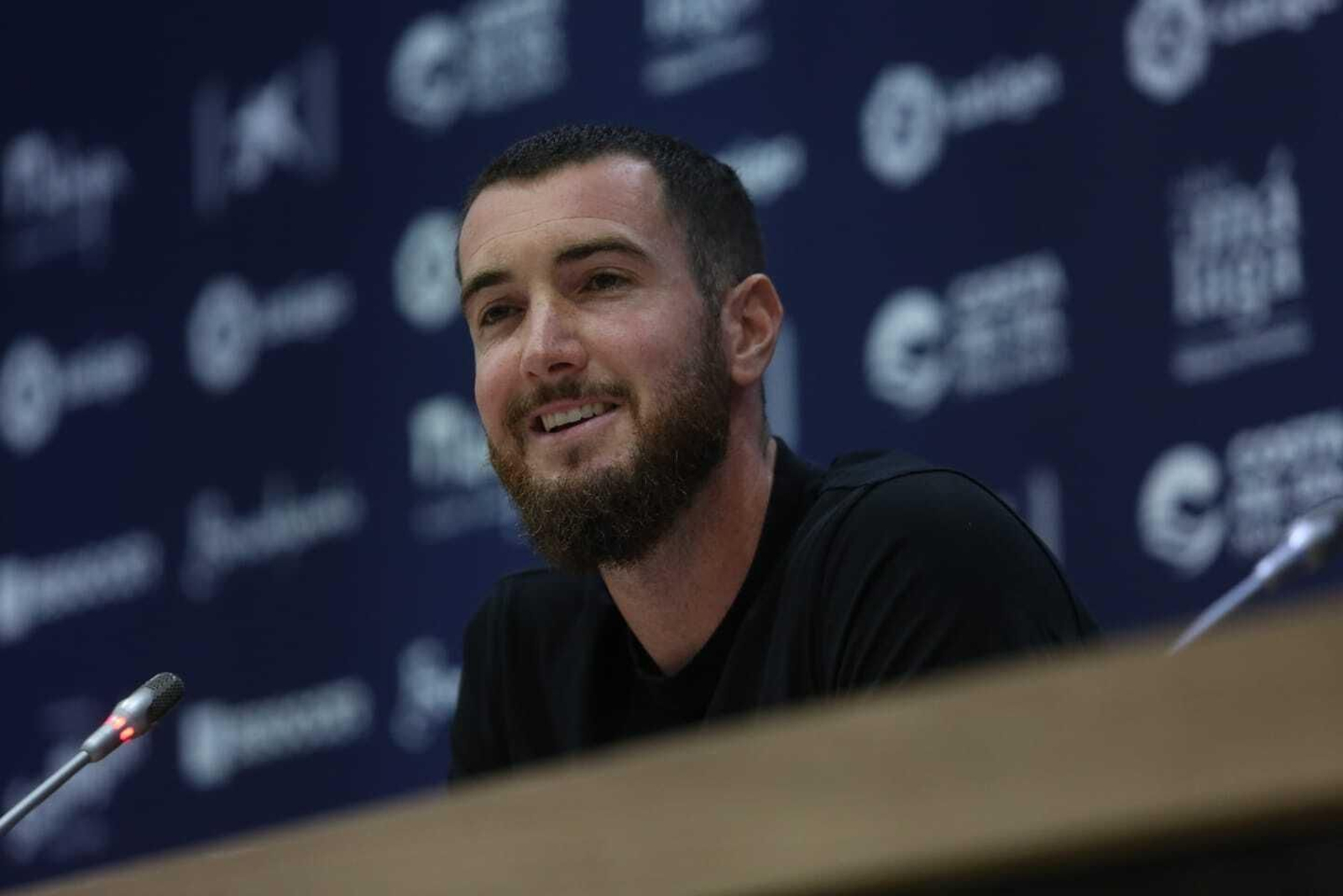 Peybernes, en la sala de prensa Juan Cortés de La Rosaleda. Peybernes, en la sala de prensa Juan Cortés de La Rosaleda.