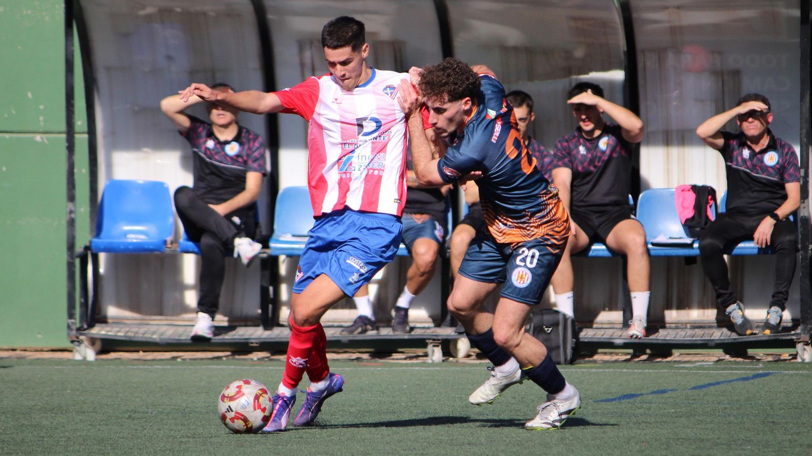 Pablo Checa trata de sortear la presión rival durante el encuentro frente al Torredonjimeno de la primera vuelta del campeonato.
