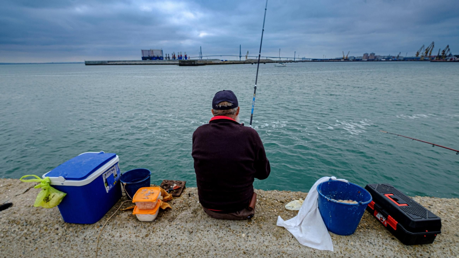 Un hombre practicando la pesca recreativa.