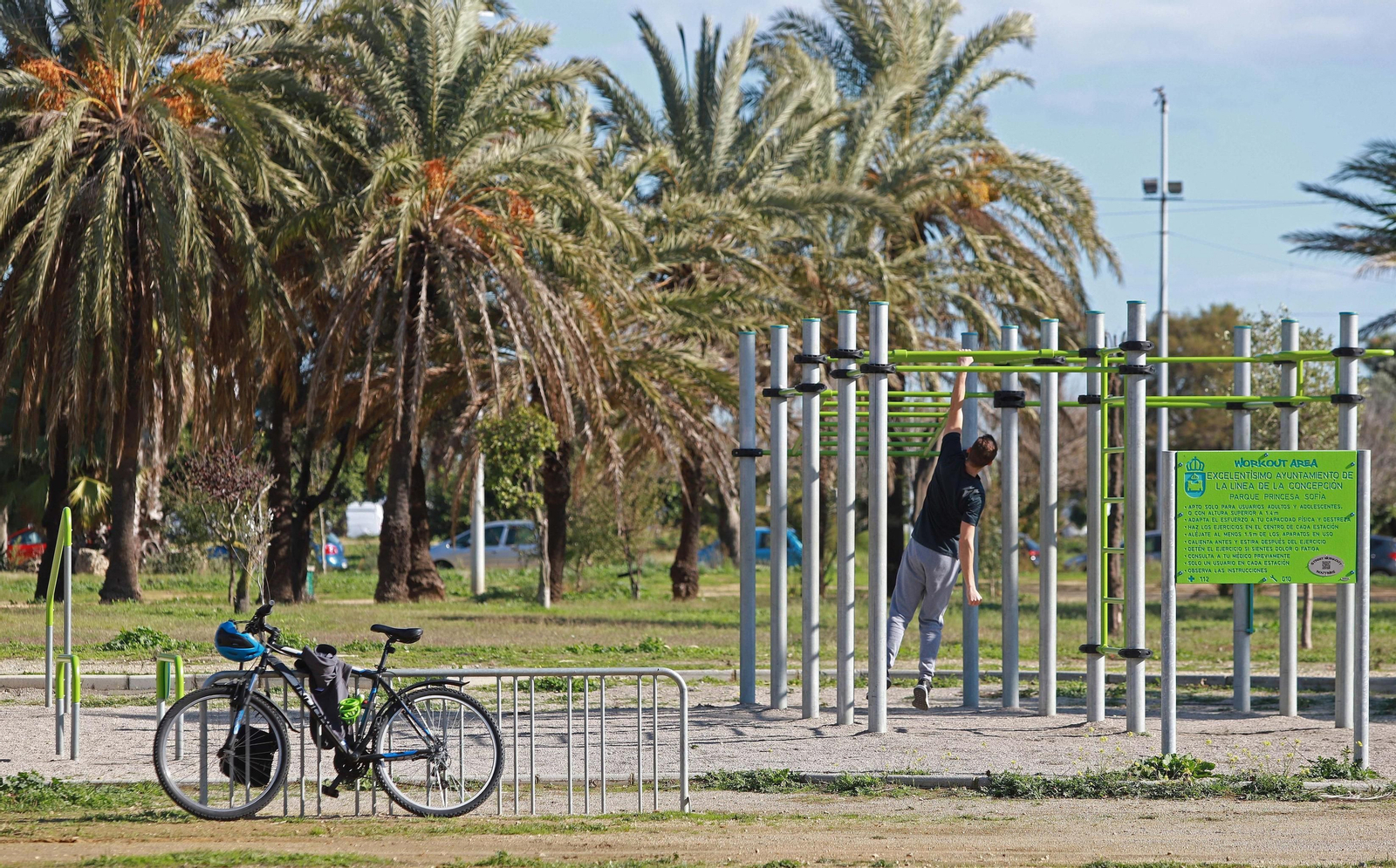 Un joven se ejercita en el parque Princesa Sofía de La Línea.