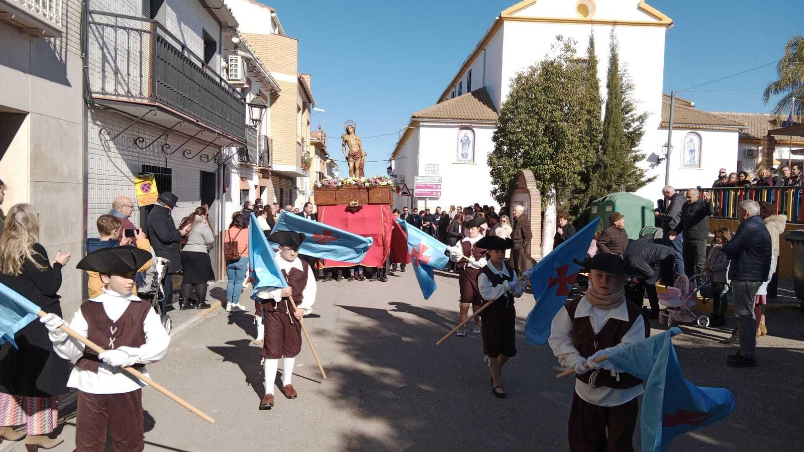La procesión del patrón y la fiesta del pavo con fideos en San Sebastián de los Ballesteros, en imágenes