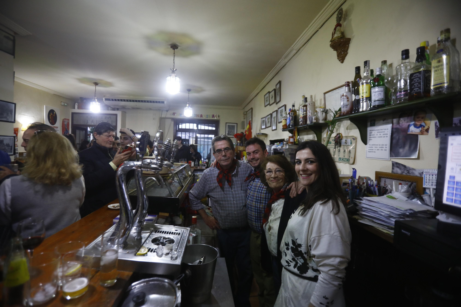 Fotografías: La despedida de La Pilarica, el mítico bar de Ciudad Jardín que cierra tras 77 años de historia