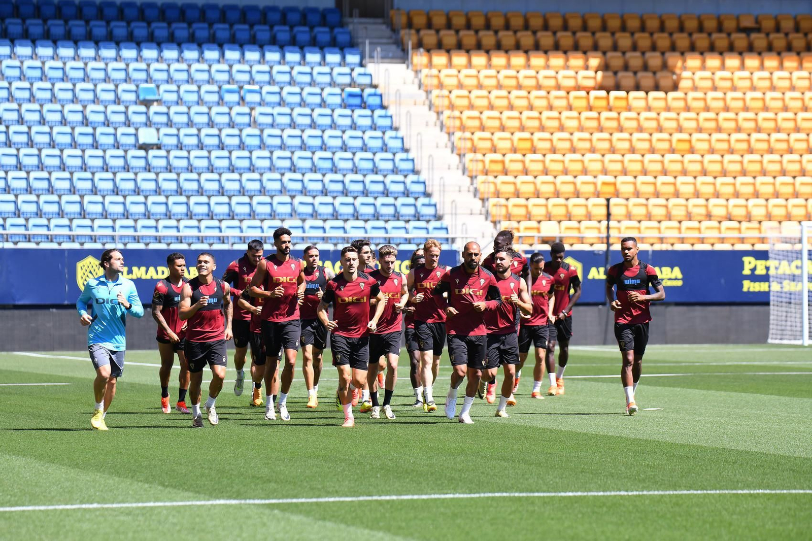 Entrenamiento del Cádiz en el estadio.