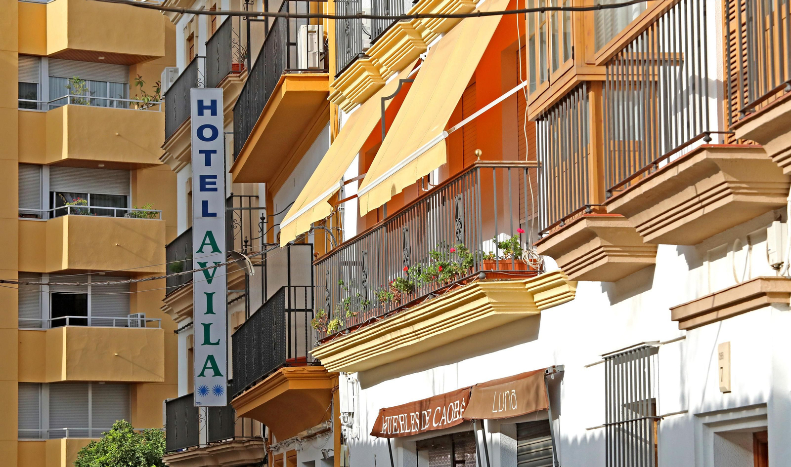 Fachada del hotel Ávila, donde han sido alojados los menores extranjeros.
