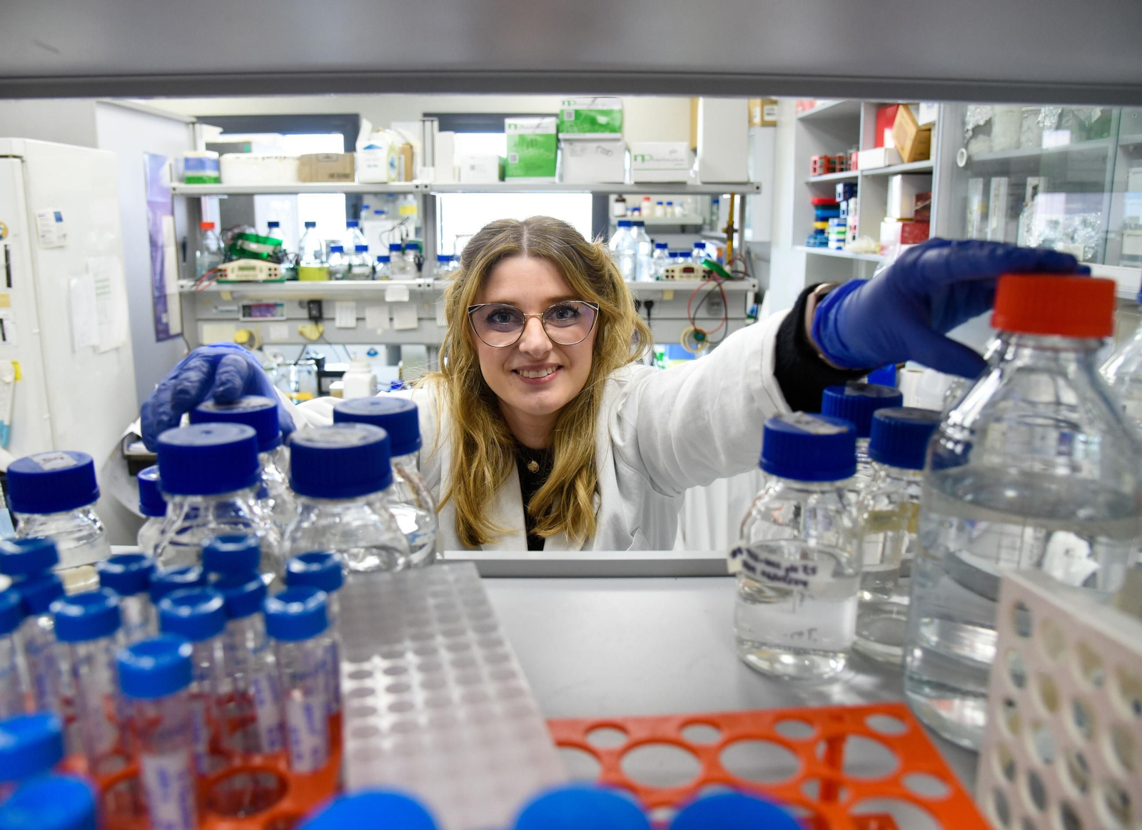 La investigadora sevillana Patricia Altea, en su laboratorio en Cabimer.