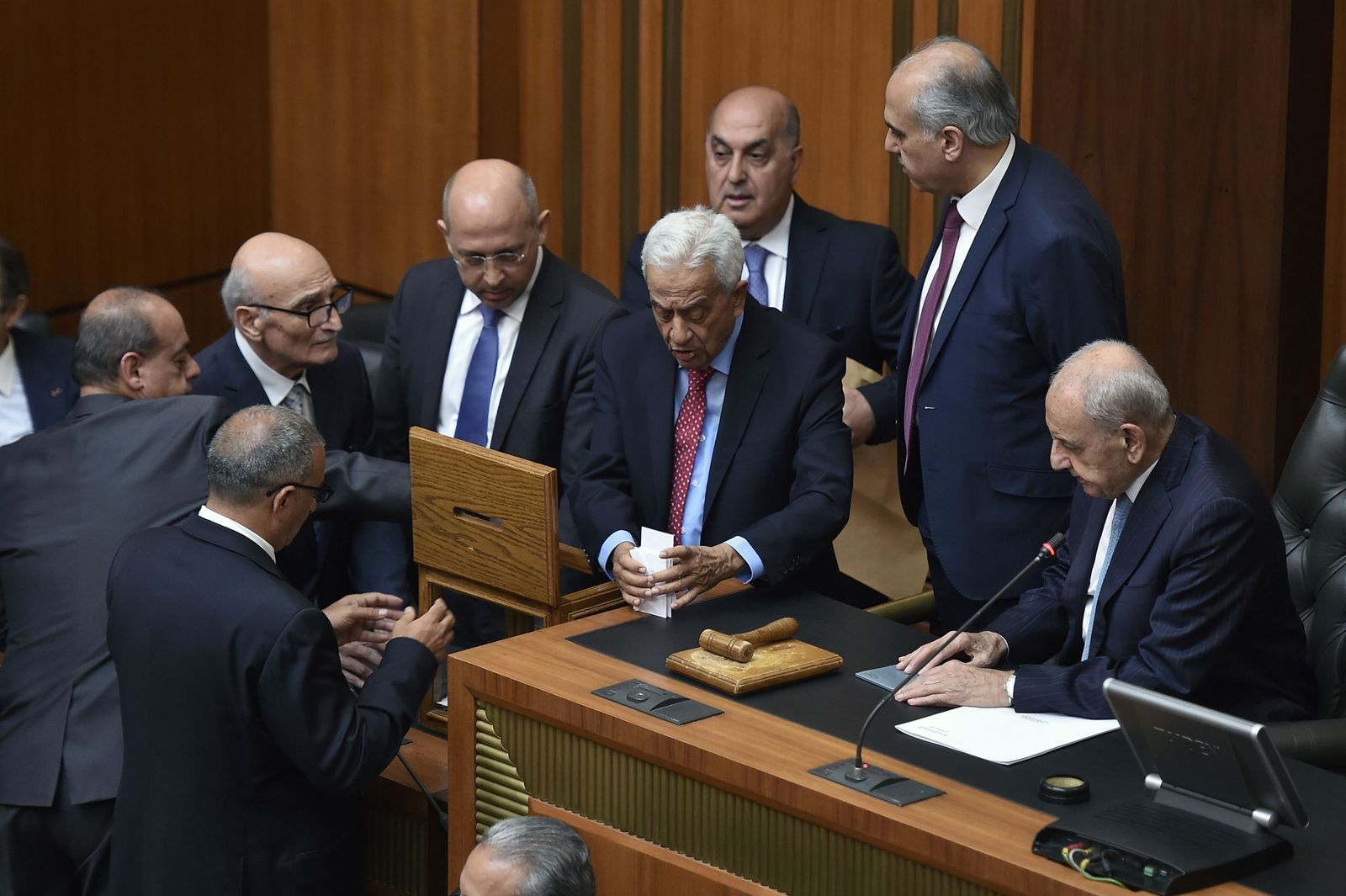 El principal candidato se queda a seis votos de la mayoría necesaria.