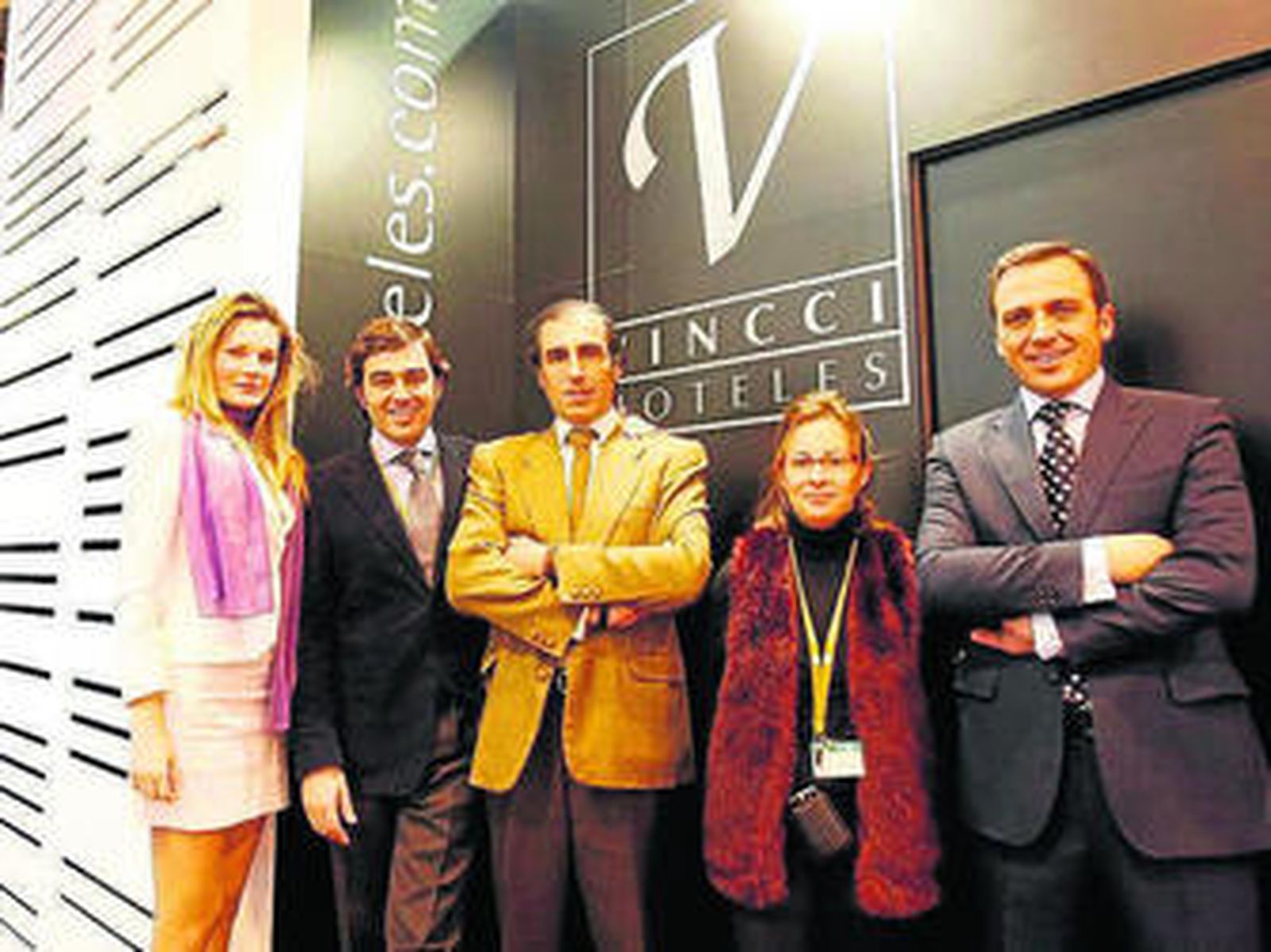 El equipo directivo de Vincci Hoteles, ayer, en el expositor de la firma.