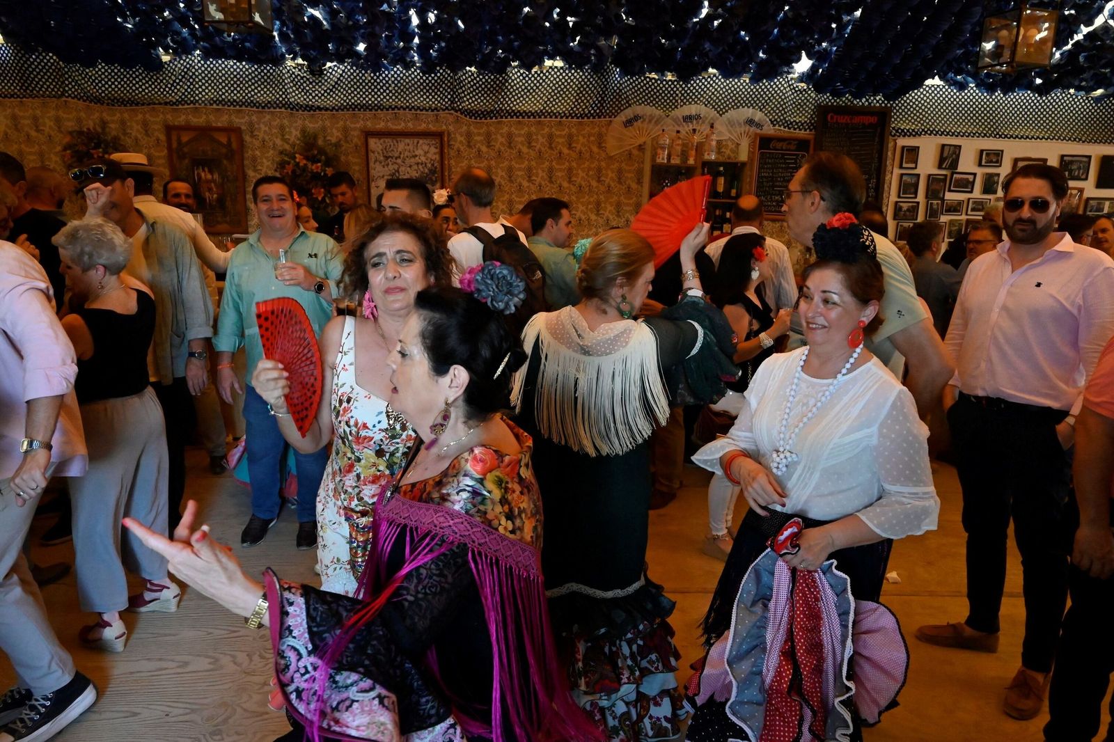 Numerosas personas en una caseta de la Feria del año pasado.