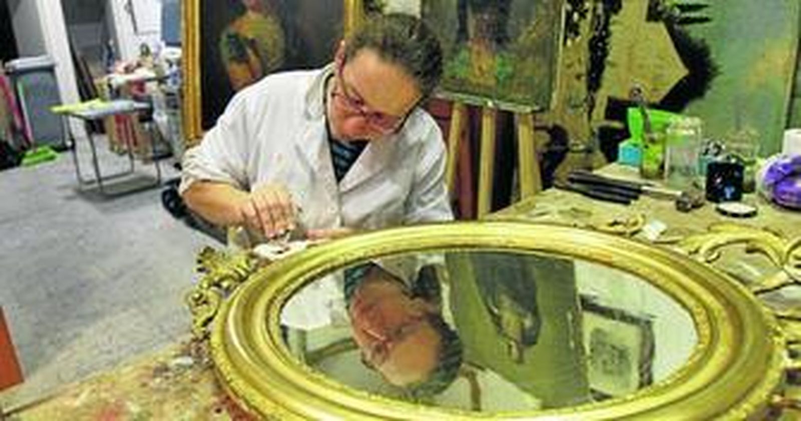 Elisa Soberli trabaja en su taller de la calle Feduchy.