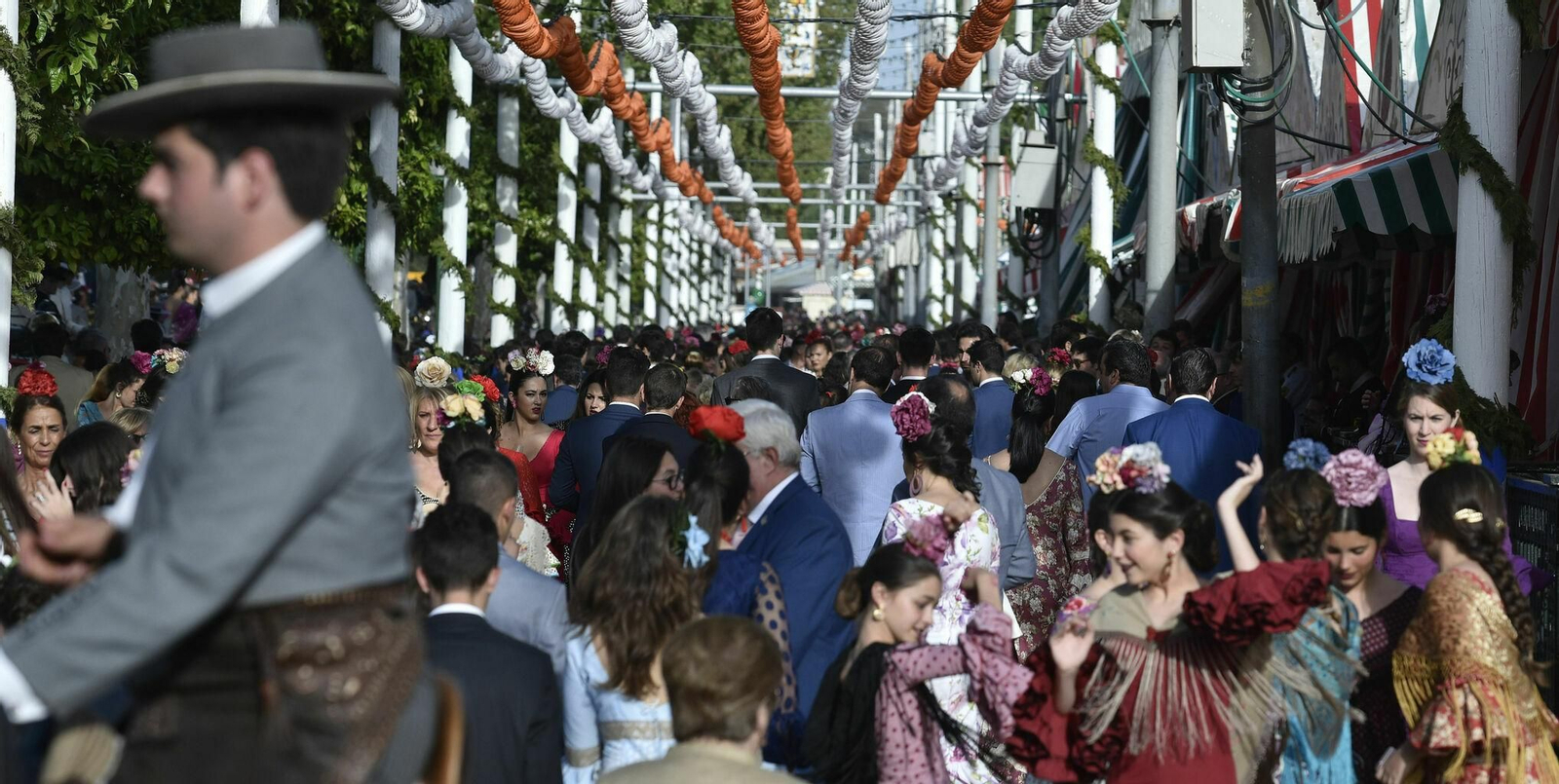 Bullicio en las calles del Real de la Feria de Abril.