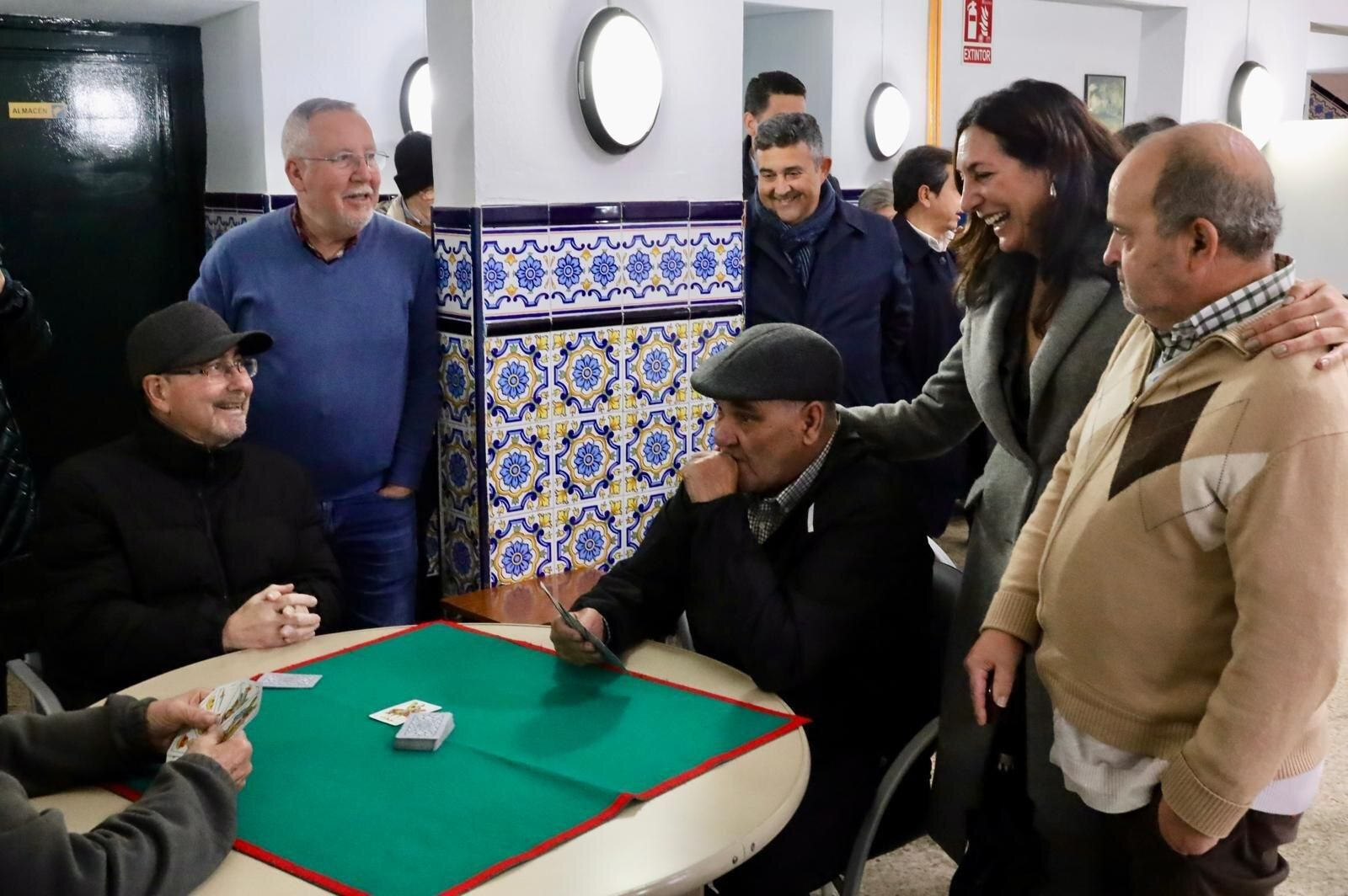 Loles López en la visita al Centro de Participación Activa de Riotinto