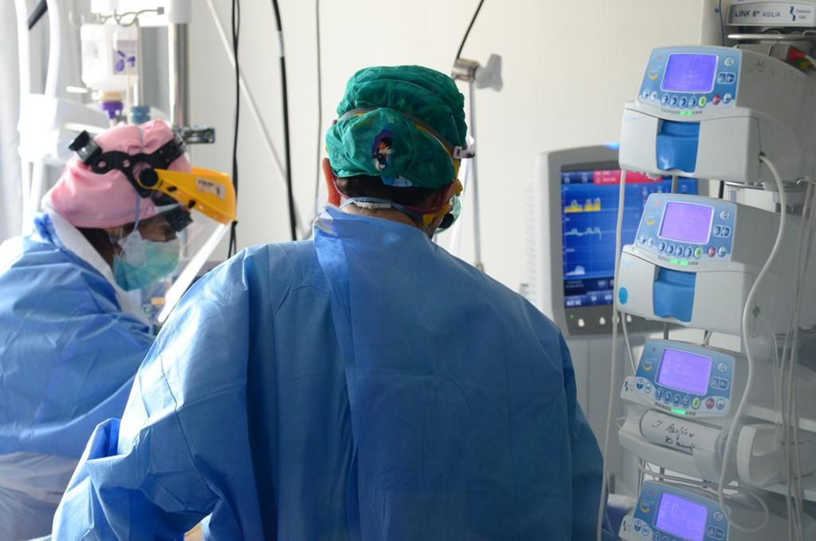 La lucha contra el coronavirus desde la UCI del Reina Sofía, fotografiada por sus profesionales