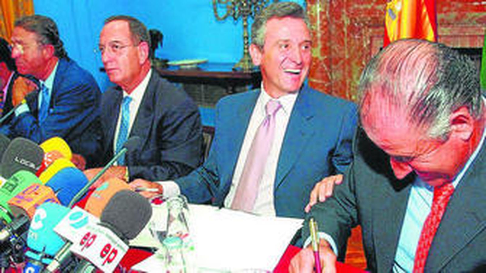 Representantes del sector y el ex consejero de Agricultura Plata en la firma del plan estratégico del jerez 2002-2006.