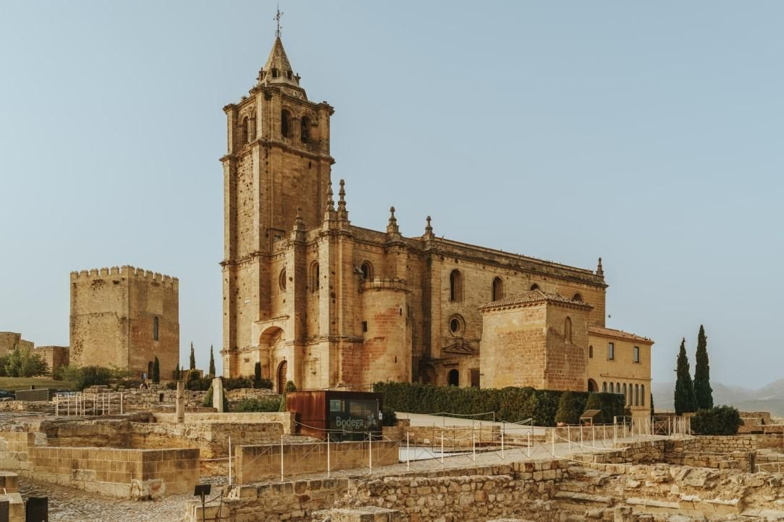 Iglesia abacial de la Fortaleza de la Mota.