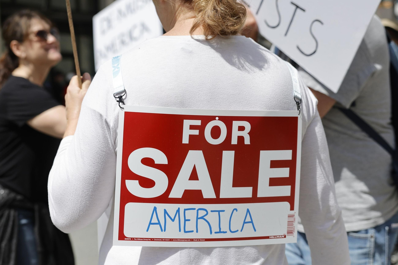 Miles de manifestantes contra Trump y Musk en EEUU: "¡Quita tus manos!"